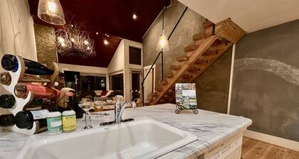 New Listing!100 FT FROM THE SLOPES! 4bd/3bth Ski In/Out Dobie Condo + Loft ❄⛄⛷🏂