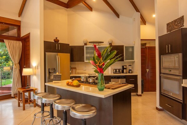 Jääkaappi, mikroaaltouuni, uuni, liesi