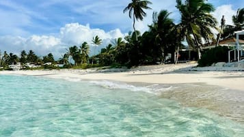 Chaises longues, serviettes de plage