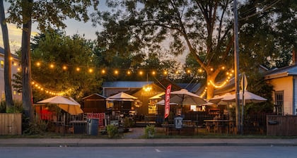 The Lyellton House: 6 Bd 4Ba - Steps to Shops & Shore - Pet Friendly