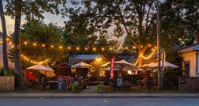 The Lyellton House: 6 Bd 4Ba - Steps to Shops & Shore - Pet Friendly