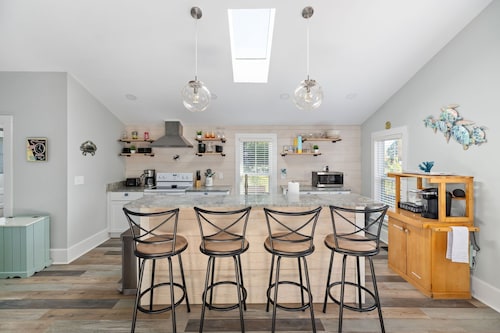 The Lyellton House: 6 Bd 4Ba - Steps to Shops & Shore - Pet Friendly