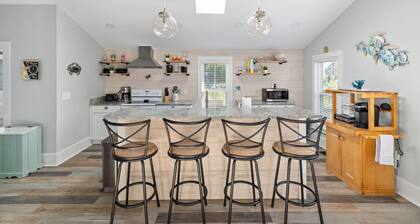 The Lyellton House: 6 Bd 4Ba - Steps to Shops & Shore - Pet Friendly