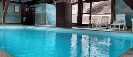 Una piscina cubierta, una piscina climatizada