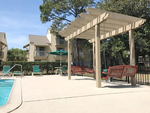 Steps to Beach & Pool | Family & Dog Friendly