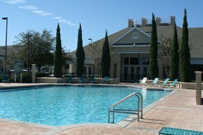 Piscine extérieure, piscine chauffée