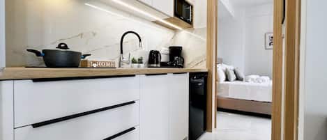 Deluxe Apartment | Private kitchen | Fridge, microwave, stovetop, electric kettle