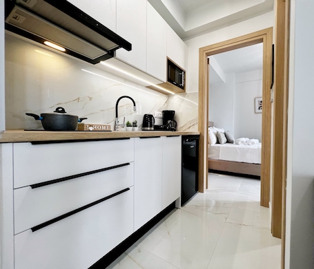 Deluxe Apartment | Private kitchen | Fridge, microwave, stovetop, electric kettle