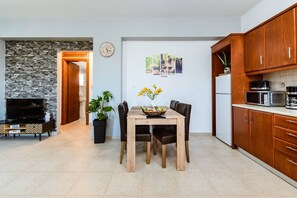 Fridge, microwave, oven, stovetop - Cozy Nikola's Vineyard Apartment (Galatas)