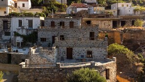 A stone building with multiple balconies and a terrace. - Cozy Studio Plagia Room 3 (Plagia)