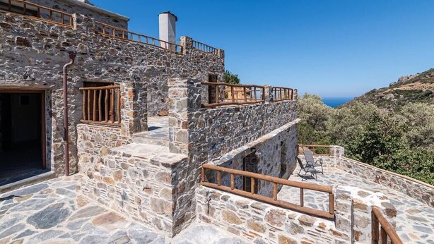 A stone building with a balcony and a view of the sea. - Cozy Studio Plagia Room 3 (Plagia)