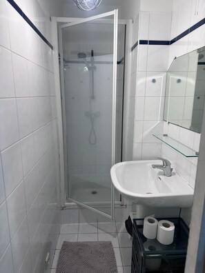 Haartrockner, Handtücher, Toilettenpapier