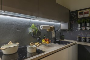 Refrigerador, microondas, parrilla de estufa y tetera eléctrica