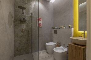 Ducha, artículos de higiene personal gratuitos y secador de pelo