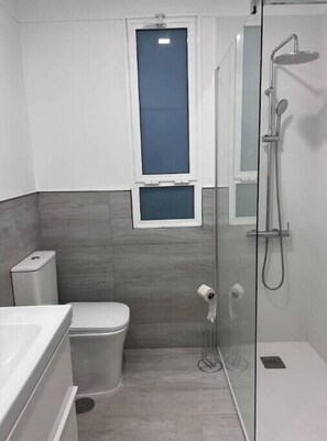 Douche, sĂšche-cheveux, serviettes fournies, savon