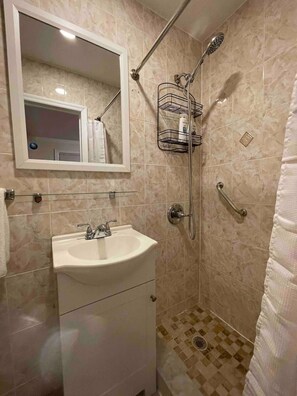 Haartrockner, Handtücher, Seife, Toilettenpapier