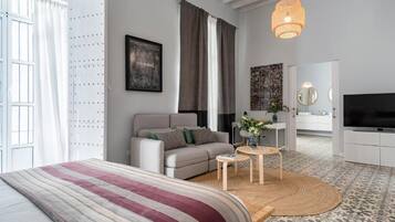 Blackout curtains, soundproofing, free WiFi