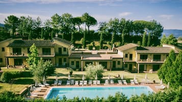 Außenpool (je nach Saison geöffnet), Sonnenschirme, Liegestühle