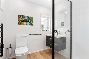 Shower - Family Tides - Ruakaka Holiday Home (Ruakaka)
