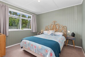 4 bedrooms, iron/ironing board, WiFi - Family Tides - Ruakaka Holiday Home (Ruakaka)