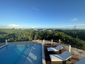 Alberca al aire libre y alberca climatizada