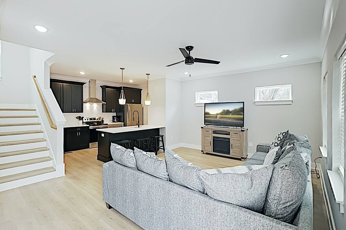 Stylish Townhome - Minutes to Airport/Downtown -FREE Parking