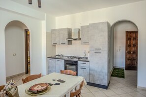 Fridge, oven, stovetop, coffee/tea maker