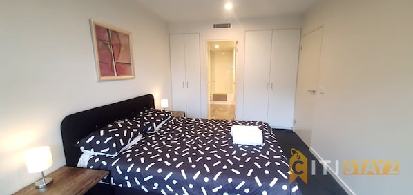 2 habitaciones, escritorio, tabla de planchar con plancha y wifi gratis