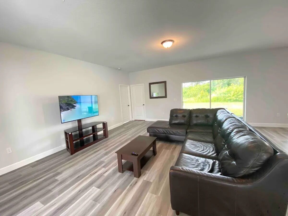 Spacious & Luxury 4bed Home