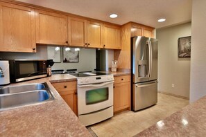 雪櫃、微波爐、焗爐、爐具