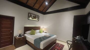 Habitación doble superior | Muebles diferentes, escritorio y espacio para trabajar con laptop