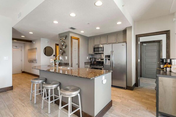 Coffee/tea maker, fridge, microwave, oven