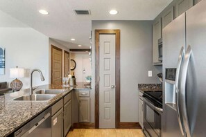 Wasserkocher mit Kaffee-/Teezubehör, Kühlschrank, Mikrowelle, Ofen