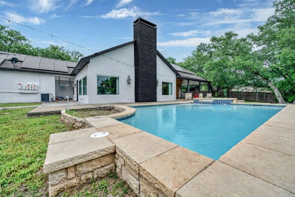 A modern house with a swimming pool, stone steps, and a covered patio area. - Belton Lake House with Pool and Lake Access (Belton)
