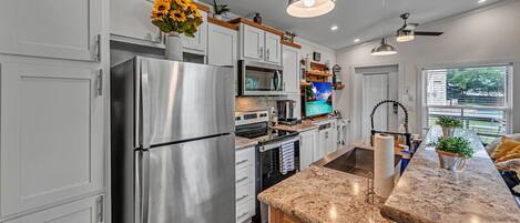 Jääkaappi, mikroaaltouuni, uuni, liesi