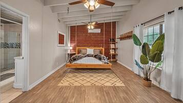 5 Schlafzimmer, Schreibtisch, Bügeleisen/Bügelbrett, Reisekinderbett