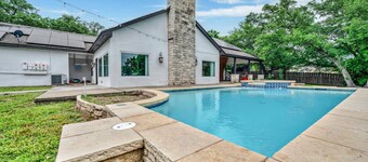Lakeside Retreat | Rock Climbing Wall | Pool | Bar