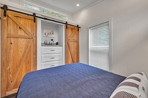 6 bedrooms, desk, iron/ironing board, travel cot