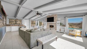 Smart TV, fireplace, video games, books - Lakeside Retreat | Rock Climbing Wall | Pool | Bar (Belton)