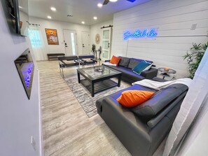 Smart TV, fireplace, video games - Walk to OldTown! HotTub+Arcades @Vibrant & Cozy Home in the heart of Scottsdale! (Scottsdale)