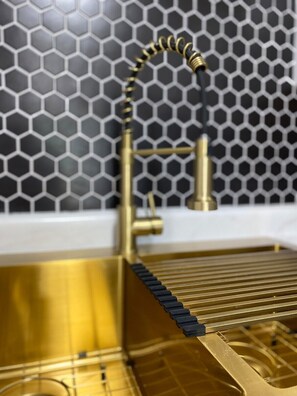 Secadora de cabello, toallas, jabón, shampoo 