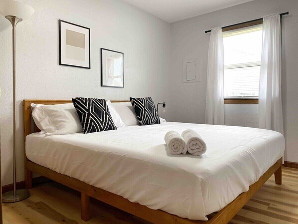 2 habitaciones, escritorio, tabla de planchar con plancha y wifi gratis 