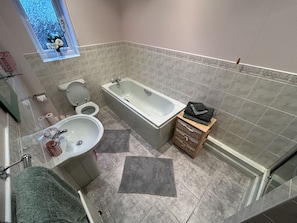 Douche, sĂšche-cheveux, serviettes fournies, savon