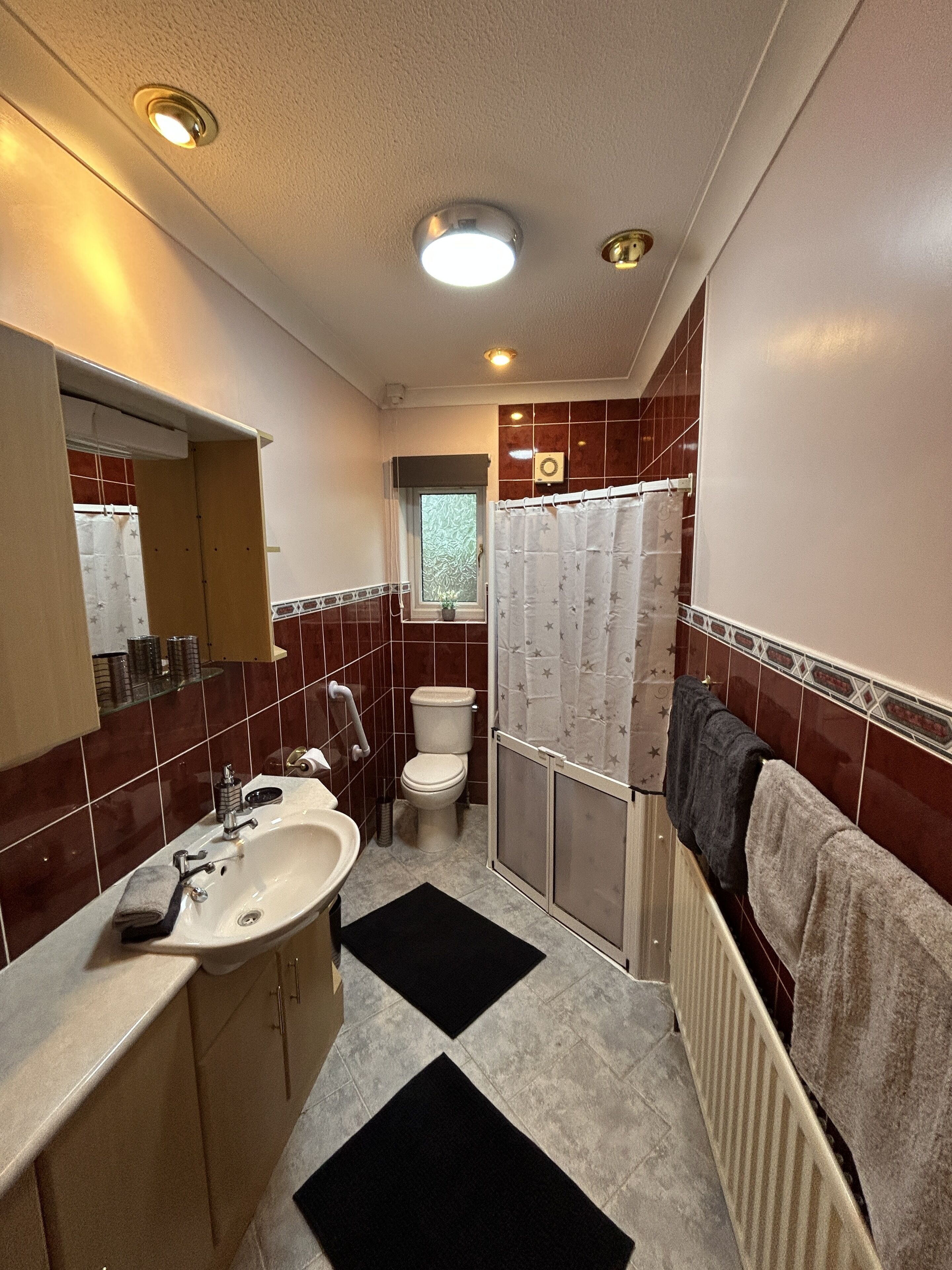 Douche, sèche-cheveux, serviettes fournies, savon