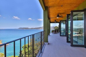 A balcony with a view of the sea and mountains. - 360 Splendor 407 -Ocean View -Breakfast Included! (360 Splendor)