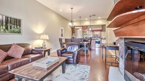 Smart TV, fireplace - Luxury 1100sqf penthouse W/M view,Hot Tub,Pool (canmore)