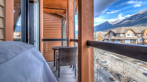 Luxury 1100sqf penthouse W/M view,Hot Tub,Pool