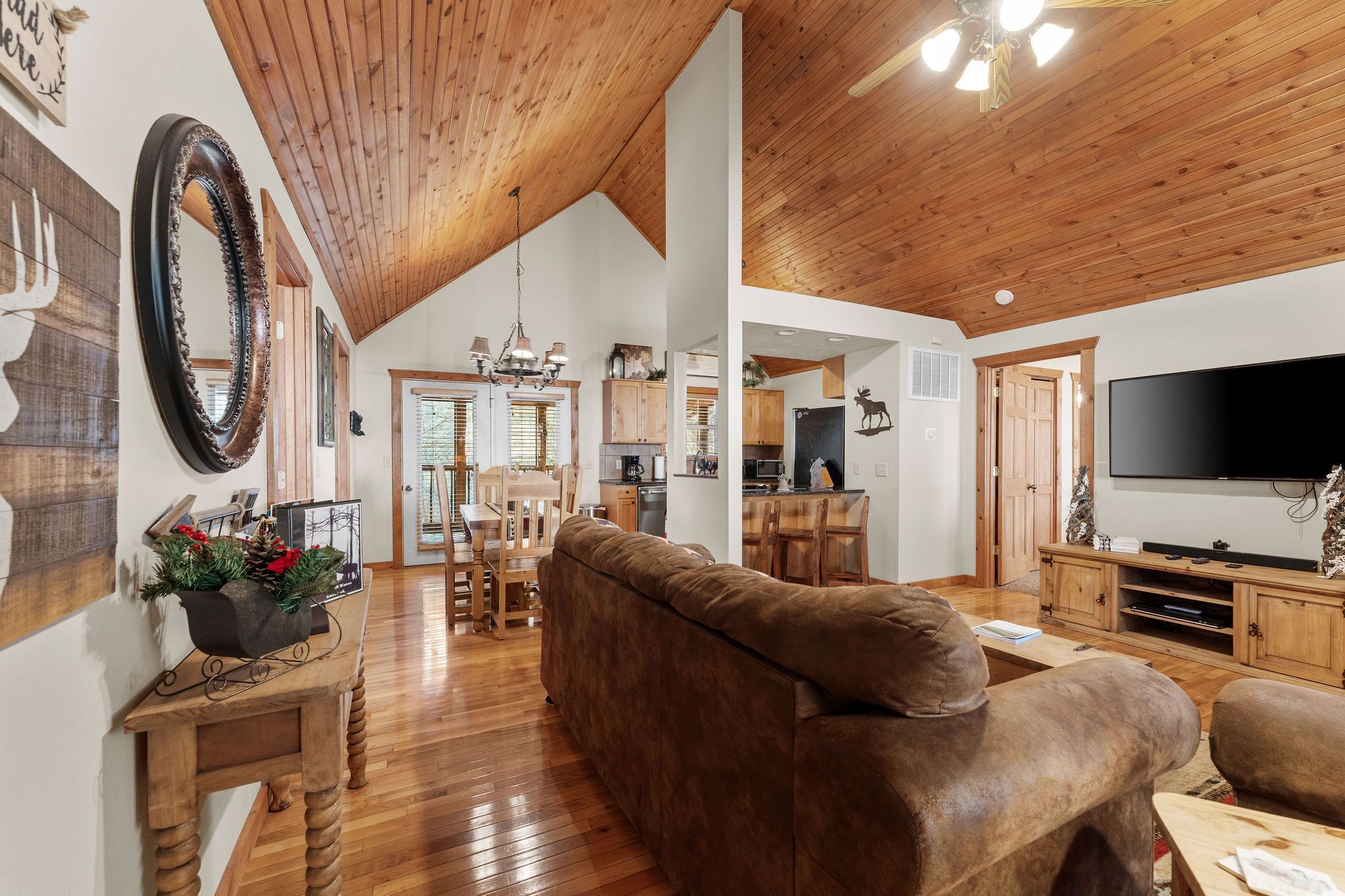 Smart-TV, Kamin, DVD-Player, Bücher