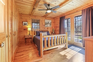 3 slaapkamers, een bureau, een strijkplank/strijkijzer, reisbedje