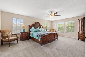 5 soverom, skrivebord, strykejern/-brett og reiseseng for barn